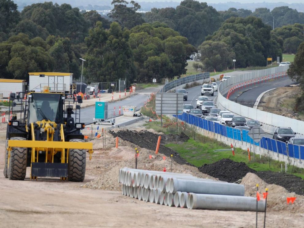 Continuing to build the Freeway south of Springvale Road