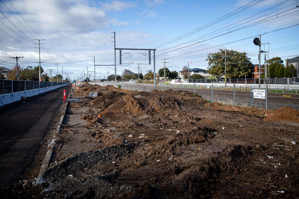 We’re building a temporary track to keep the Frankston Line running while we get on with removing two dangerous and congested level crossings and building a new station in Parkdale.