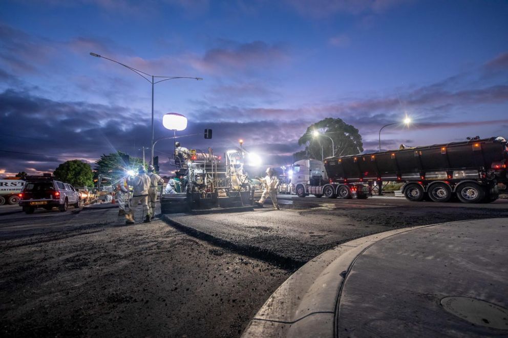 Feb 2023 - Crews working to asphalt the new section of Craigieburn Road