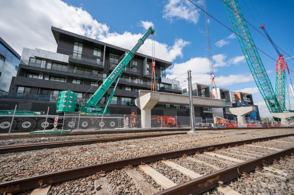 650T and 450T cranes lift the L beam onto the crossheads