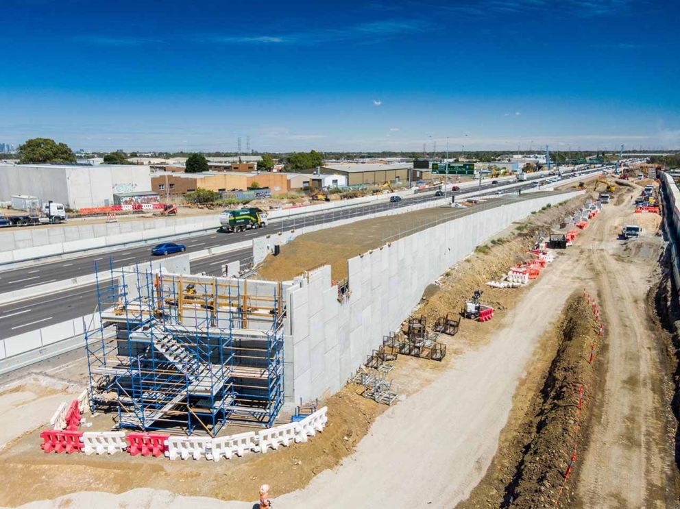 Construction activities to build the new Edgars Road Greensborough-bound exit ramp