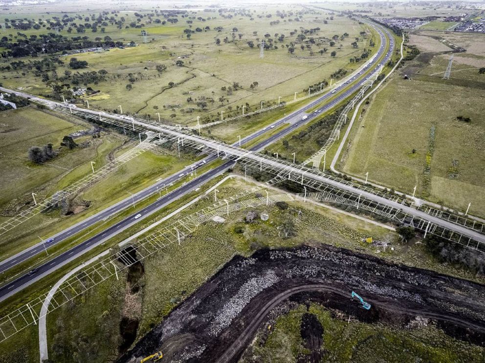 Artist's impression of the O'Herns Road freeway on and off ramps, overlaid on the pre-upgrade O'Herns Road Bridge.