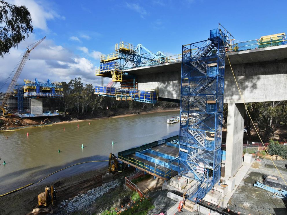 Form travellers casting the main span concrete bridge segments