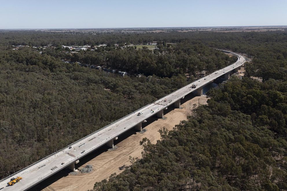 Works continue on the Echuca - Moama Bridge Project