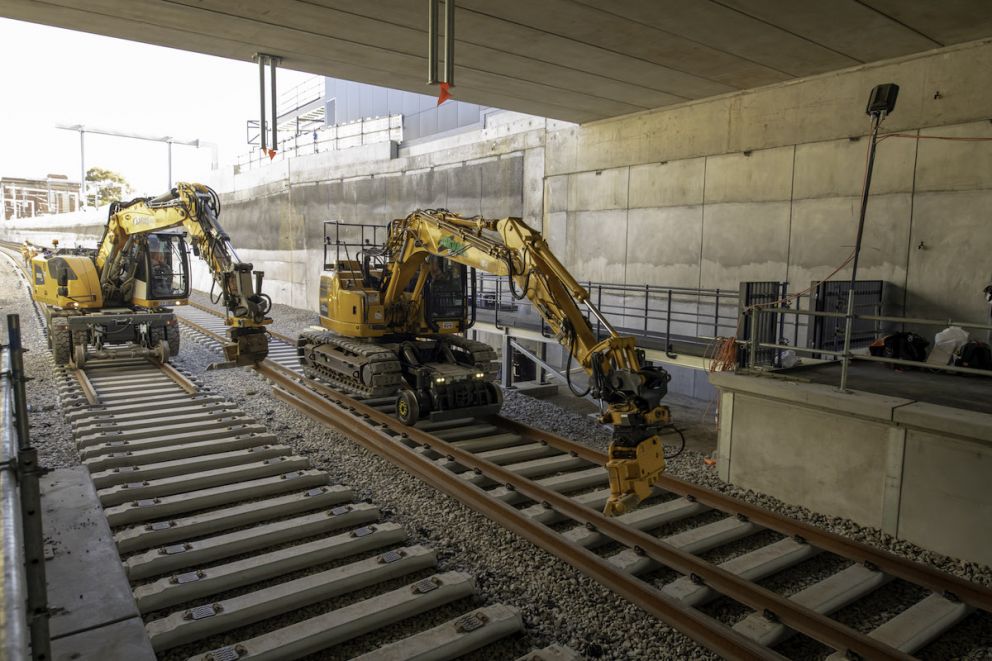 Lifting the track onto the sleepers in the rail trench