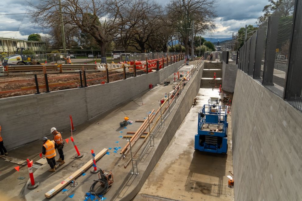 August 2024 – Ramp and stairs down to the underpass from Cave Hill Road