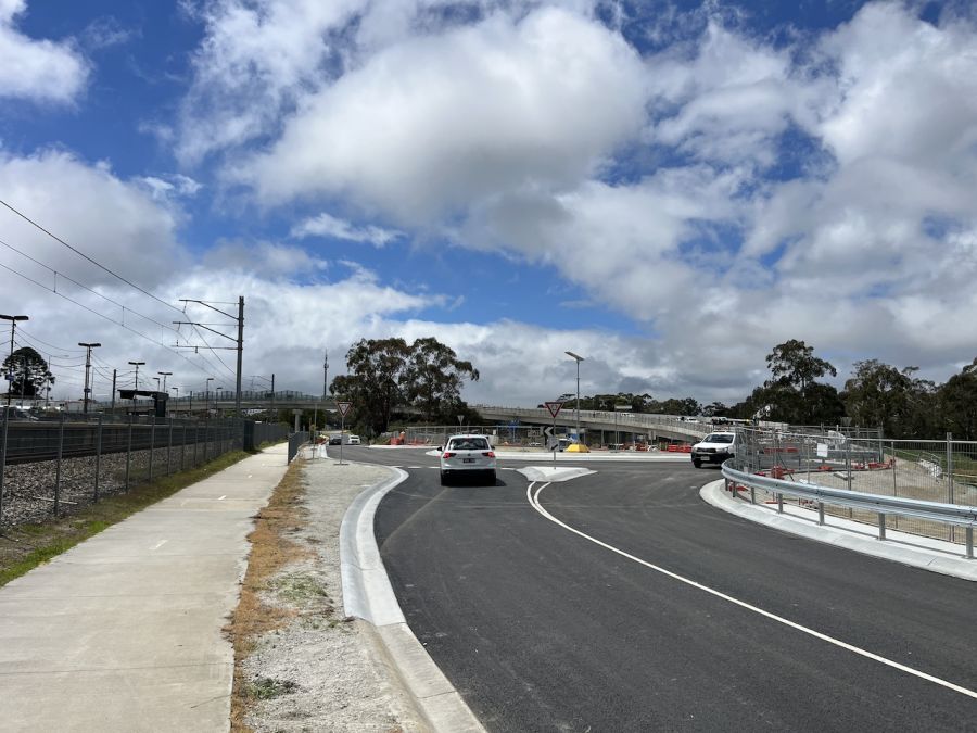 The new roundabout that connects to the Beaonsfield Road bridge, 2 white cars using the roundabout