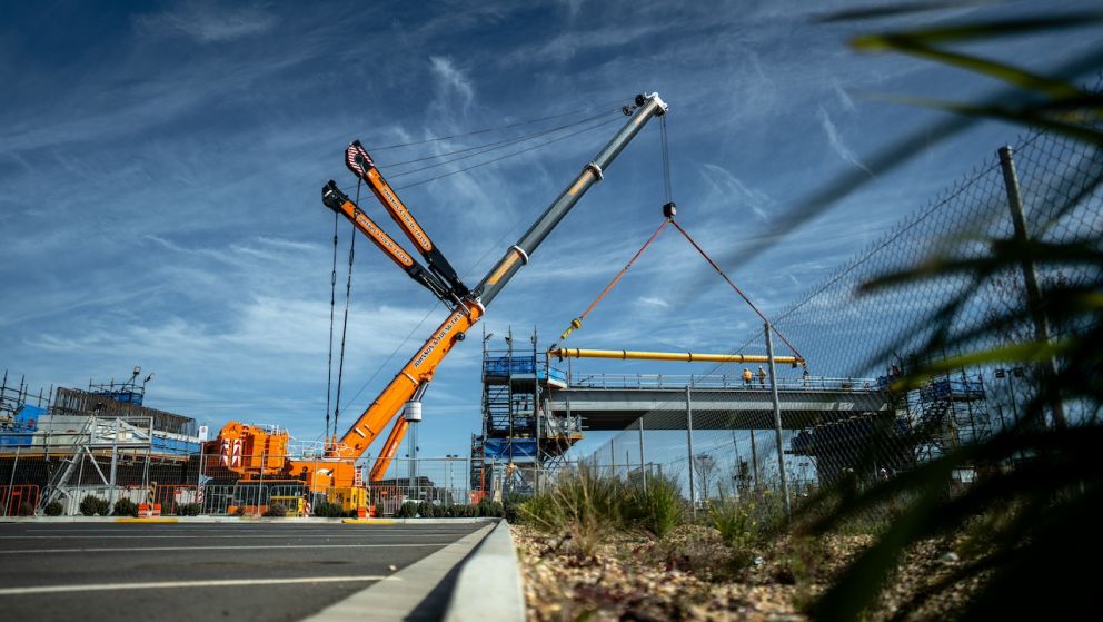 Two cranes weighing up to 800 tonnes lifted the bridge beams into place