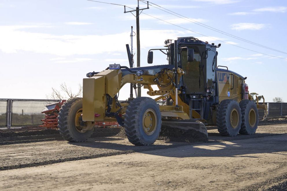 With the aid of an ultra-accurate sensor, a grader flawlessly levels road layers to the ideal height.