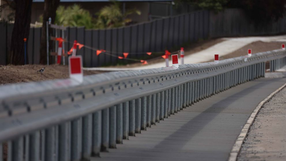 To improve road safety, we’ve installed new guardrail and kerb along Narre Warren North Road.