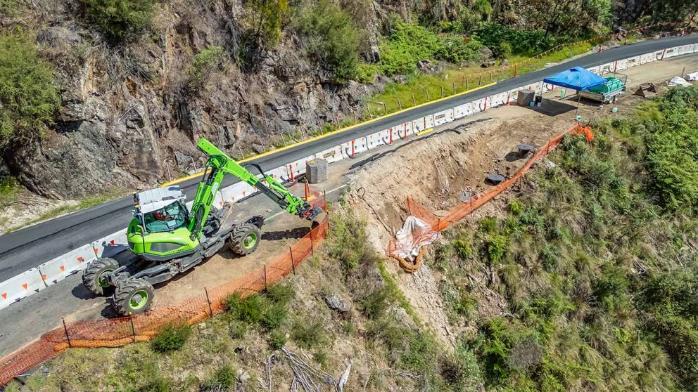 The spider excavator works at the second smaller landslip