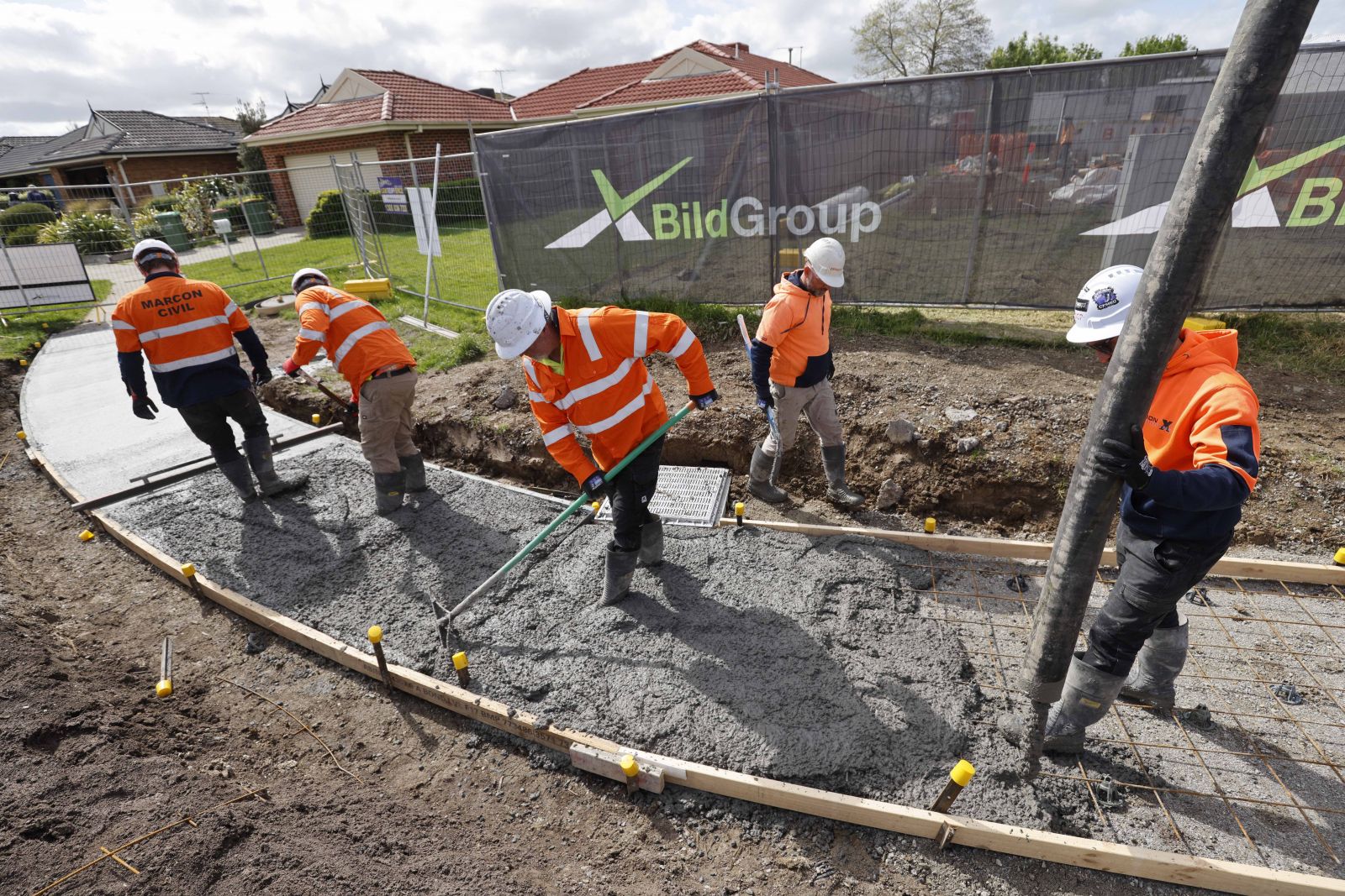 Laying of coffee biochar concrete with MRPV and BildGroup staff on the Pakenham Roads Upgrade