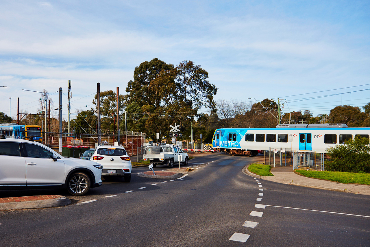 Ruthven Street level crossing with cars waiting at the level crossing