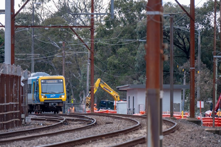 A train on the Hurstbridge Line between Macleod and Rosanna