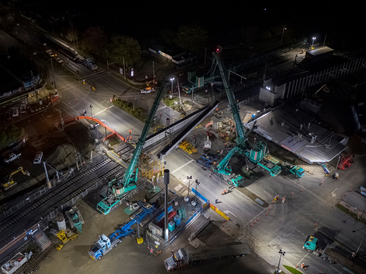 Beam being lifted into place at the Manchester Road level crossing removal site
