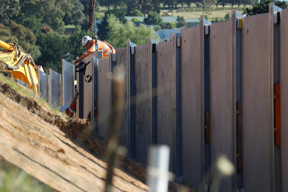 Placing retaining wall panels 