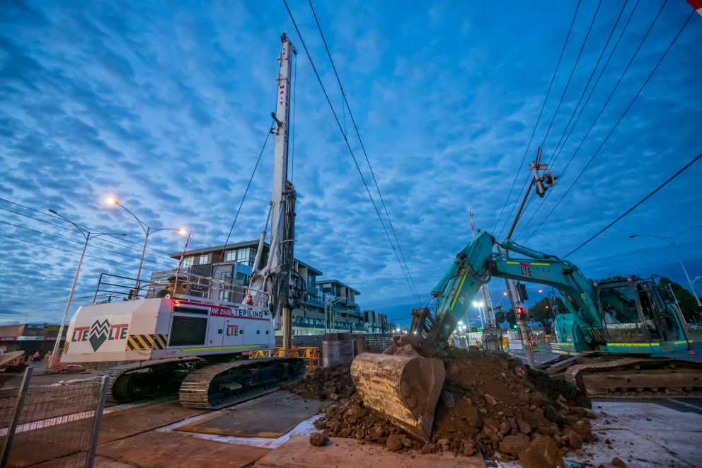 The piling rig and excavator at Keon Parade