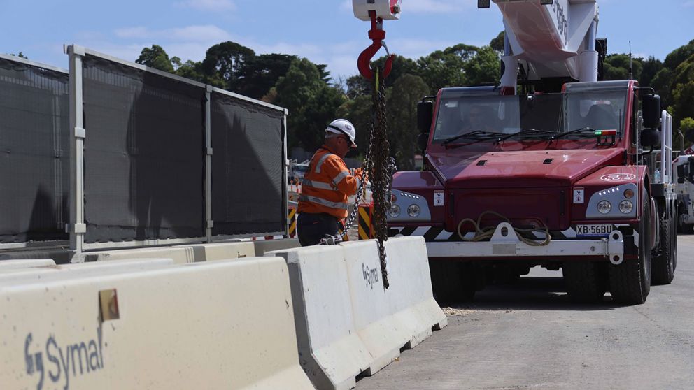 We rearranged the safety barriers along Narre Warren North Road to begin the final stage of road widening works