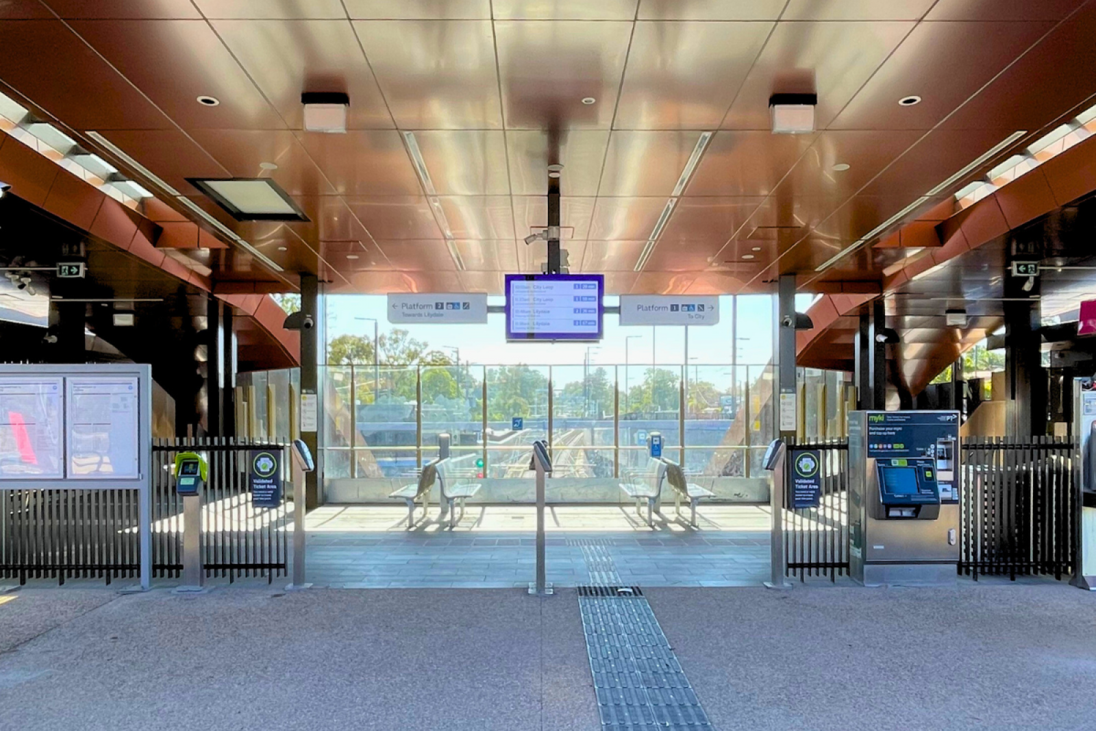 Ringwood East Station platforms – photo