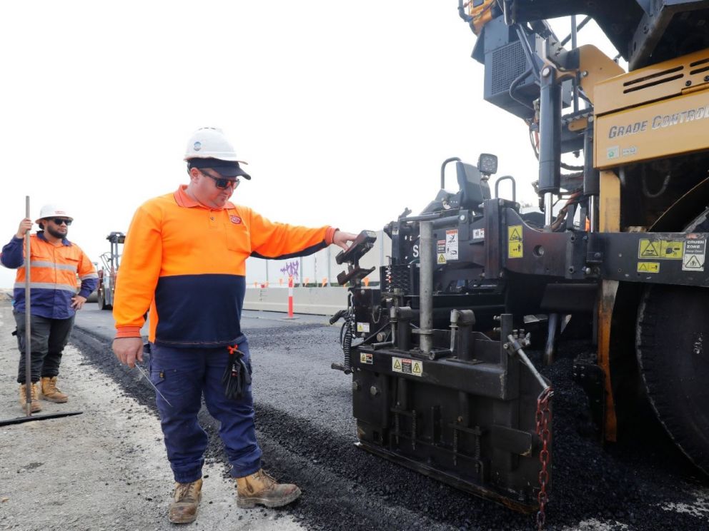 Asphalting the new auxiliary lane between Thames Promenade and Springvale Road