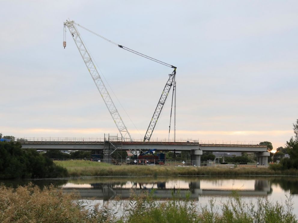 Continuing to install the beams for the 400-metre twin bridges over the Waterways wetlands