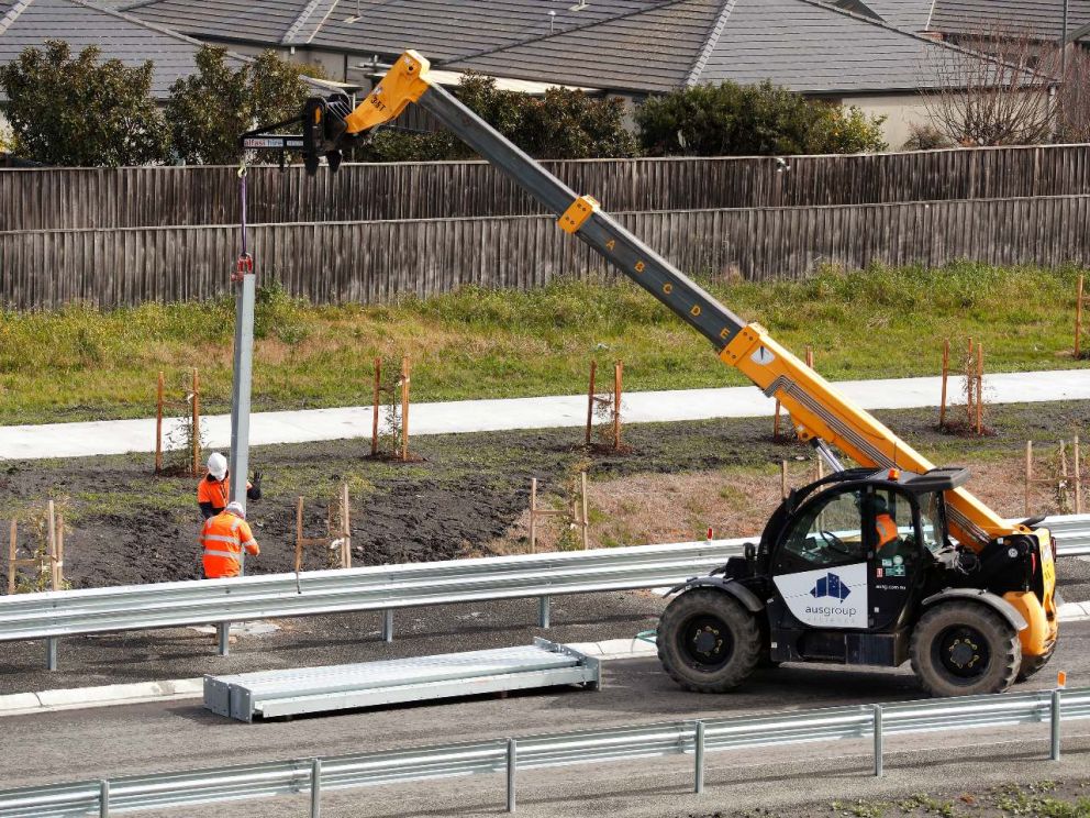 Noise wall installation progressing at Springvale Road