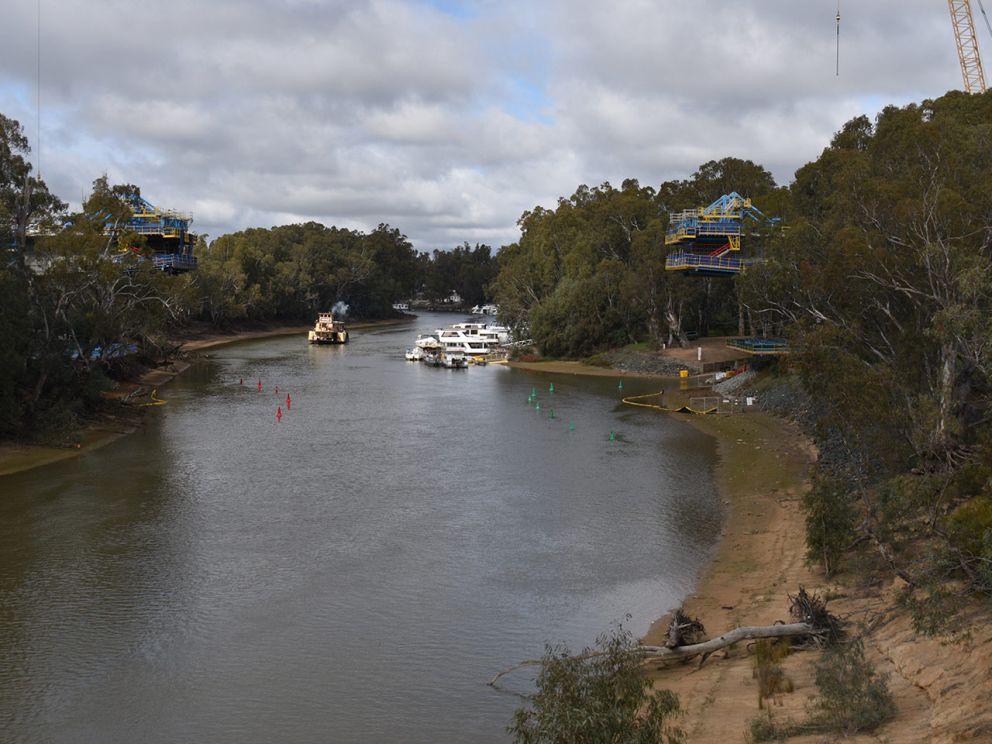 The new main span beginning to grow across the Murray River