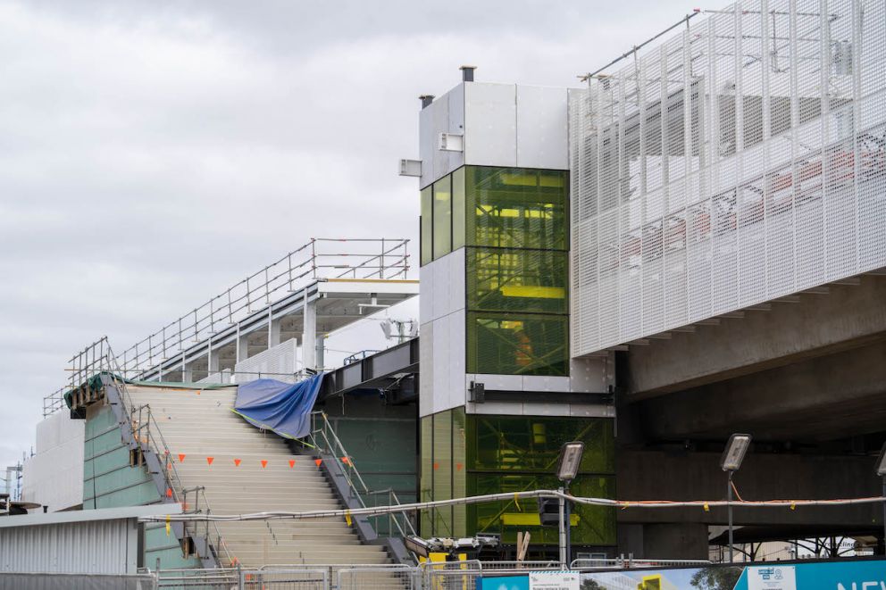  November 2021 – February 2022: Station platform construction continued, lifts and architectural screens installed 