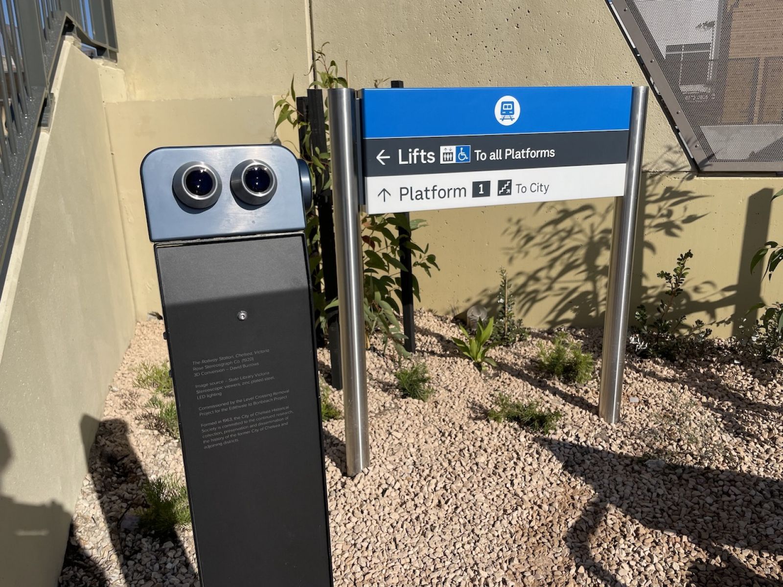 Stereoscopic box at the Chelsea pedestrian bridge