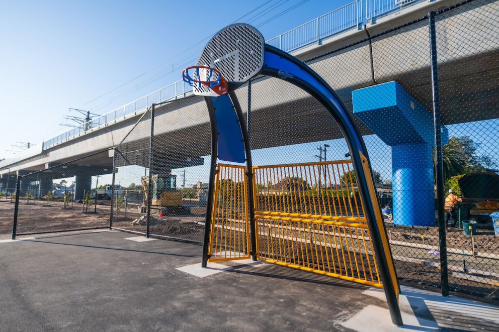 Dual-purpose basketball ring and soccer net