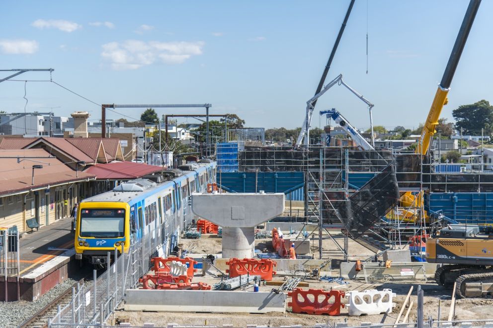 A train passes through Mordialloc Station