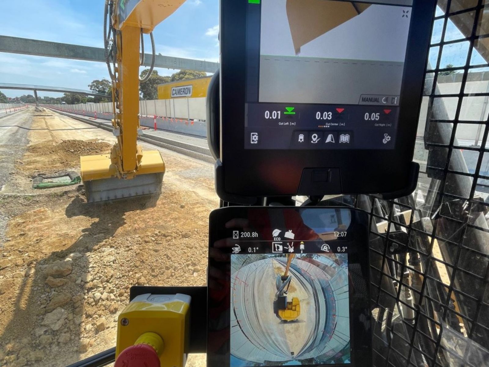 Digital display of the excavator operator’s 360-degree view, eliminating blind spots and revealing safety hazards.