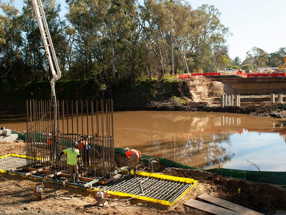 Murray-River Bridge panorama looking south with construction in the background