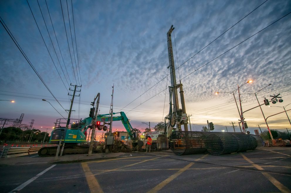 Excavator and piling rig at Keon Parade