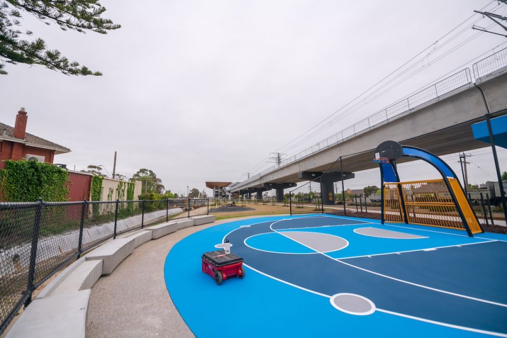 Dual-purpose half basketball court