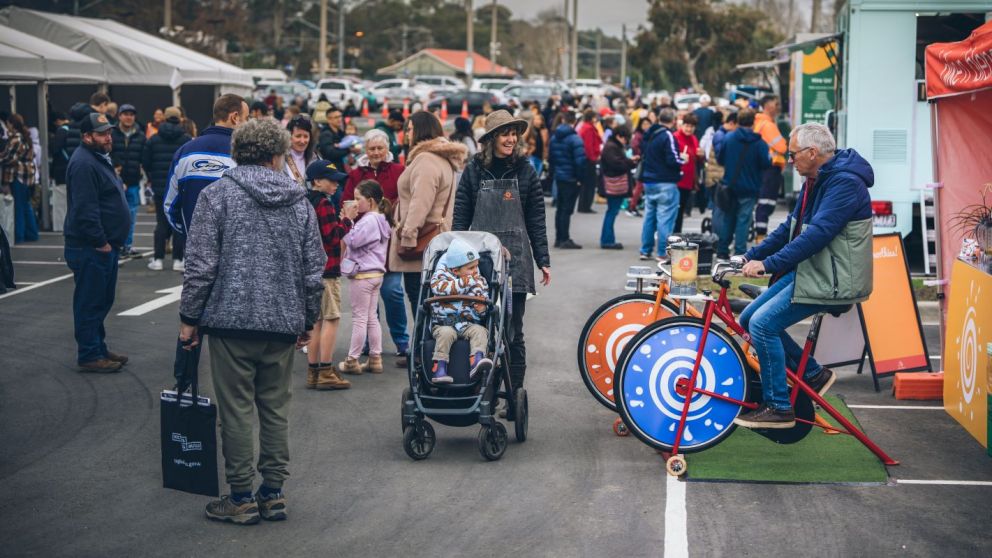 Over 500 locals turned up to celebrate the end of level crossing works in Beaconsfield