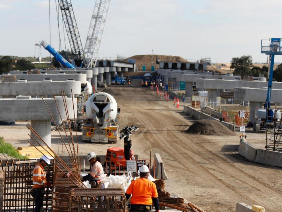 Continuing to install the beams for the 400-metre twin bridges over the Waterways wetlands