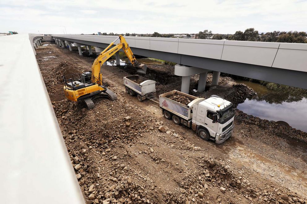 Continuing removal of the temporary working platform under the 400-metre twin bridges over the Waterways wetlands