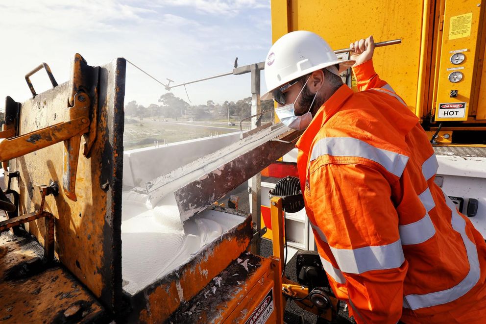 Line marking works taking place on the Mordialloc Freeway 