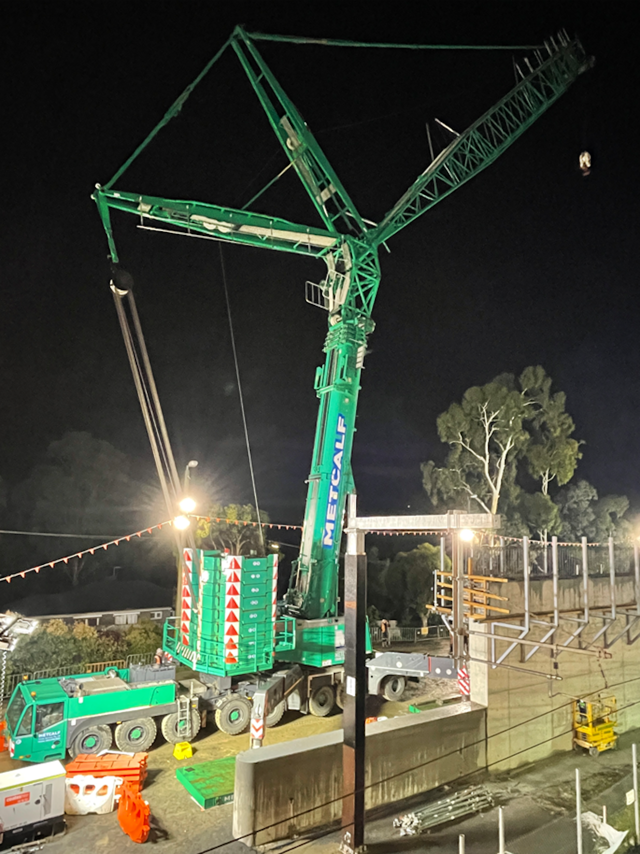 500-tonne crane at Greensborough station installing nine 36-tonne concrete beams