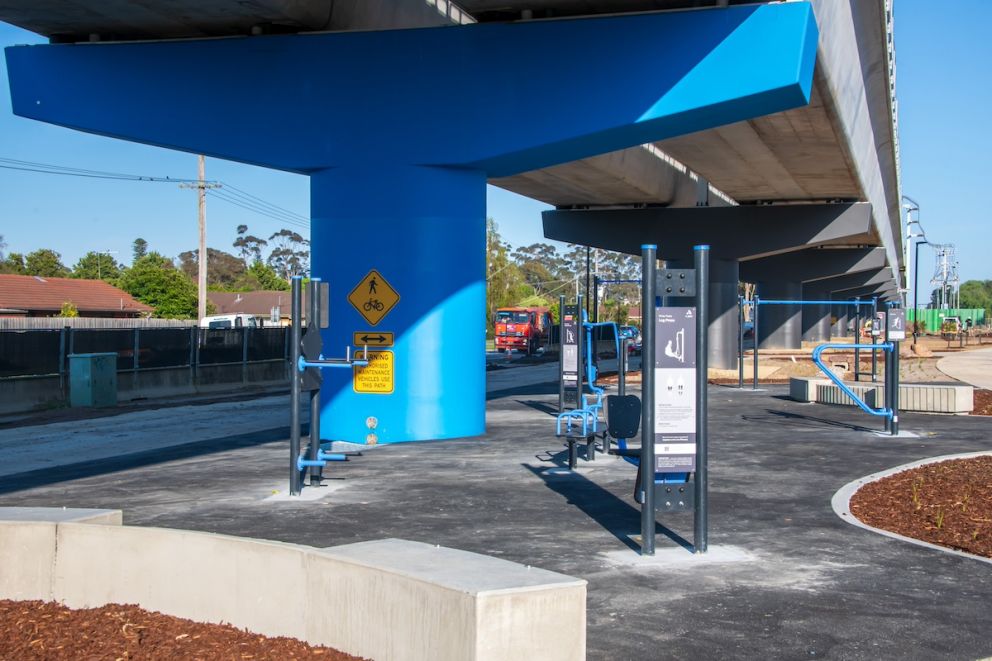 Fitness circuit beneath the elevated rail