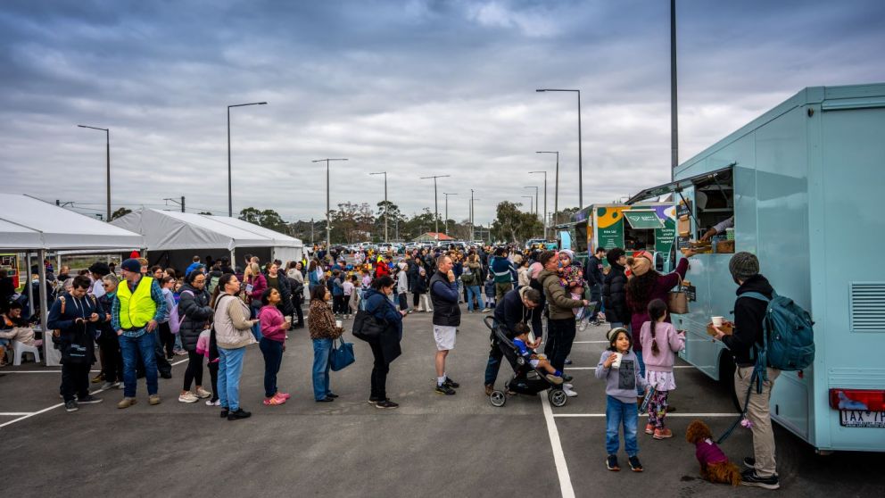 Celebrating the end of level crossing removal works in Beaconsfield