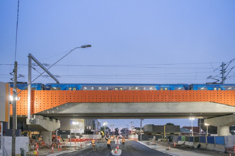 Train passes over elevated rail line at Bell St