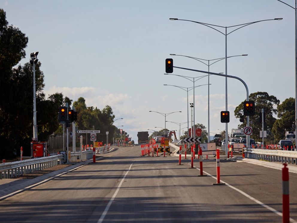 Image of the traffic lights on yellow near Livingstone Rise turn.