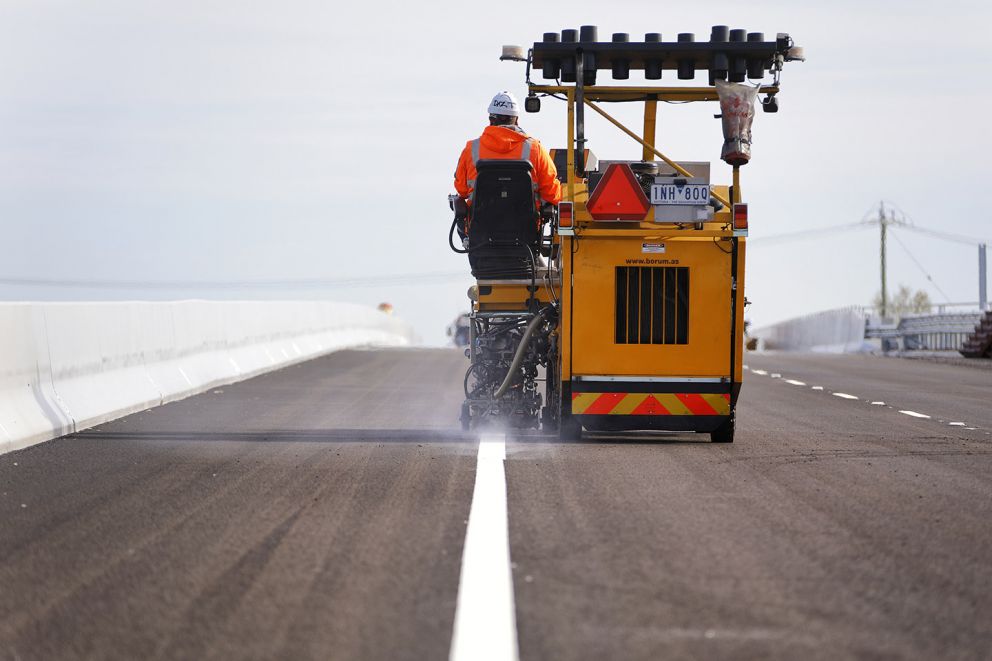 Line marking works taking place on the Mordialloc Freeway 