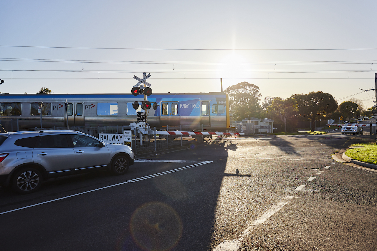 A train passes through the level crossing at Latrobe St in Mentone.