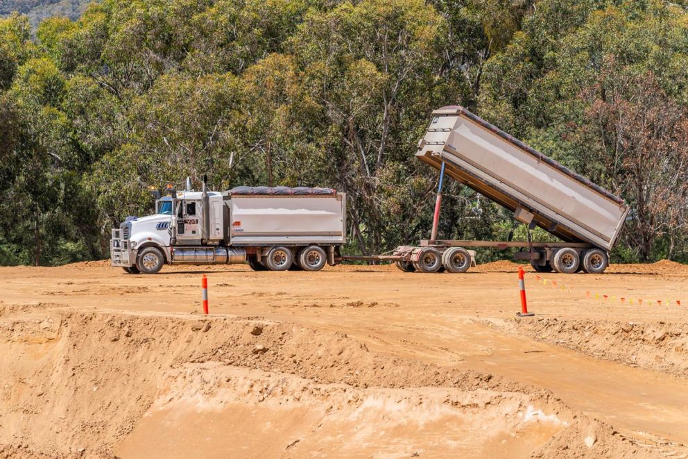 While tipper truck unloading