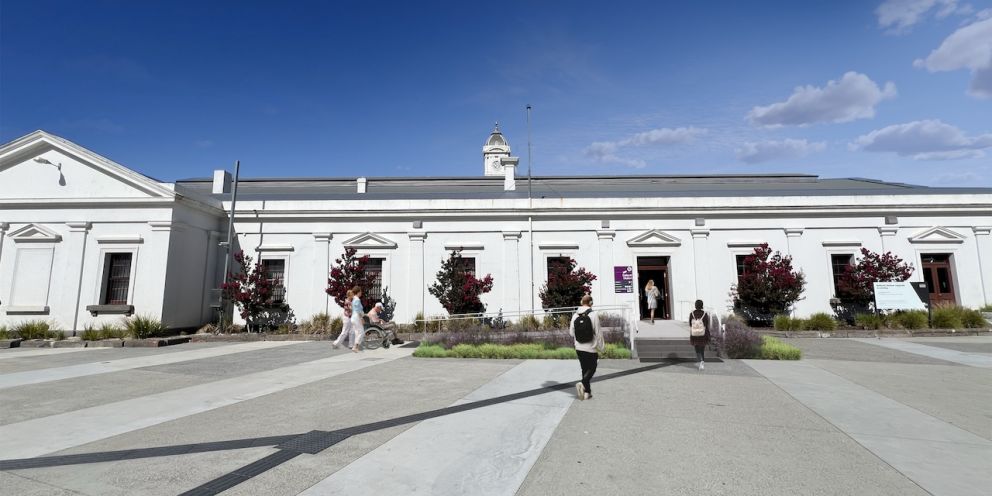 View of the northern station entry featuring the ramp, handrail, heritage style automatic door. Artist impression, subject to minor change. Design endorsed by Heritage Victoria