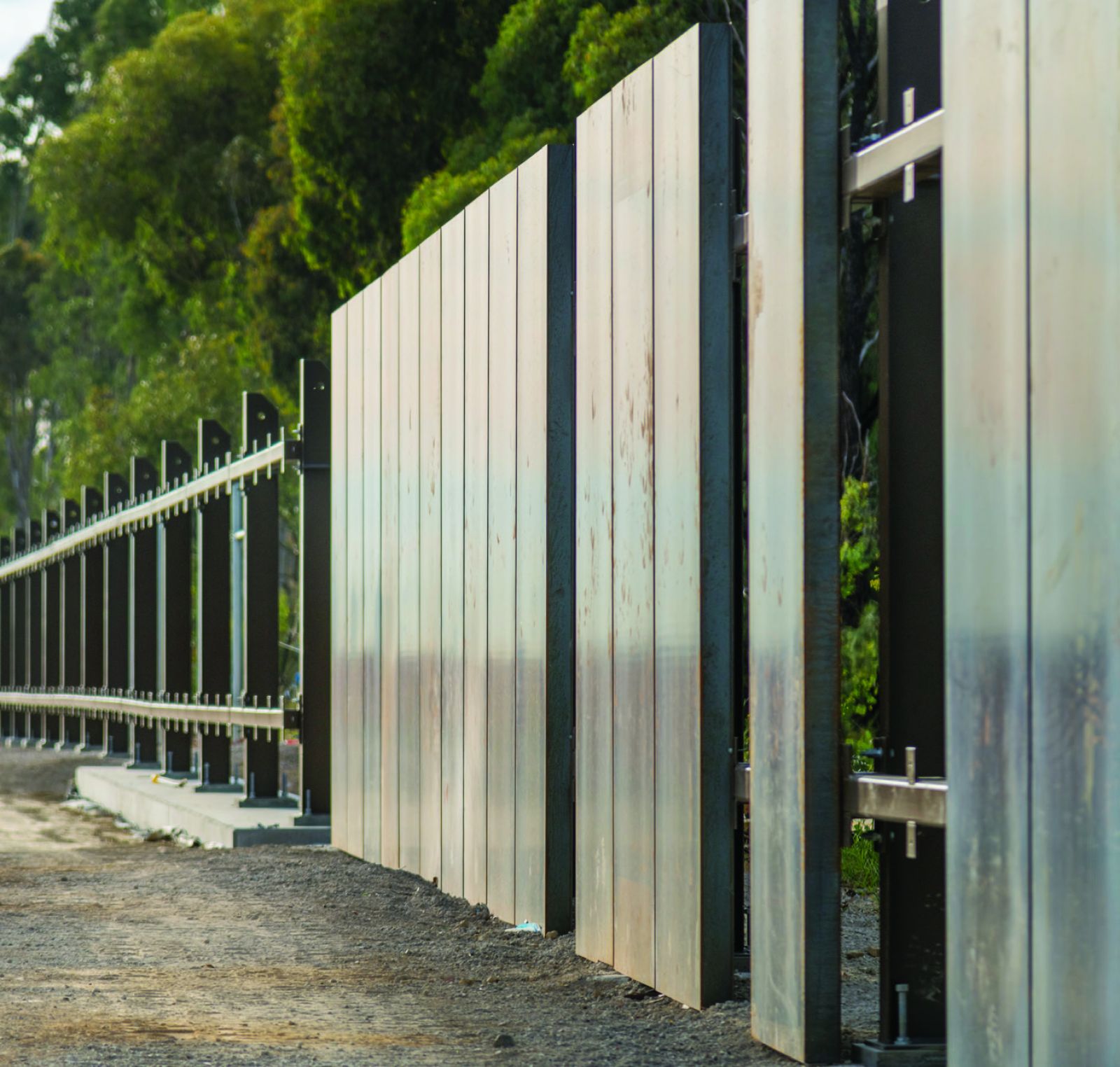 Installation of weathered steel noise walls for the M80 Ring Road Completion