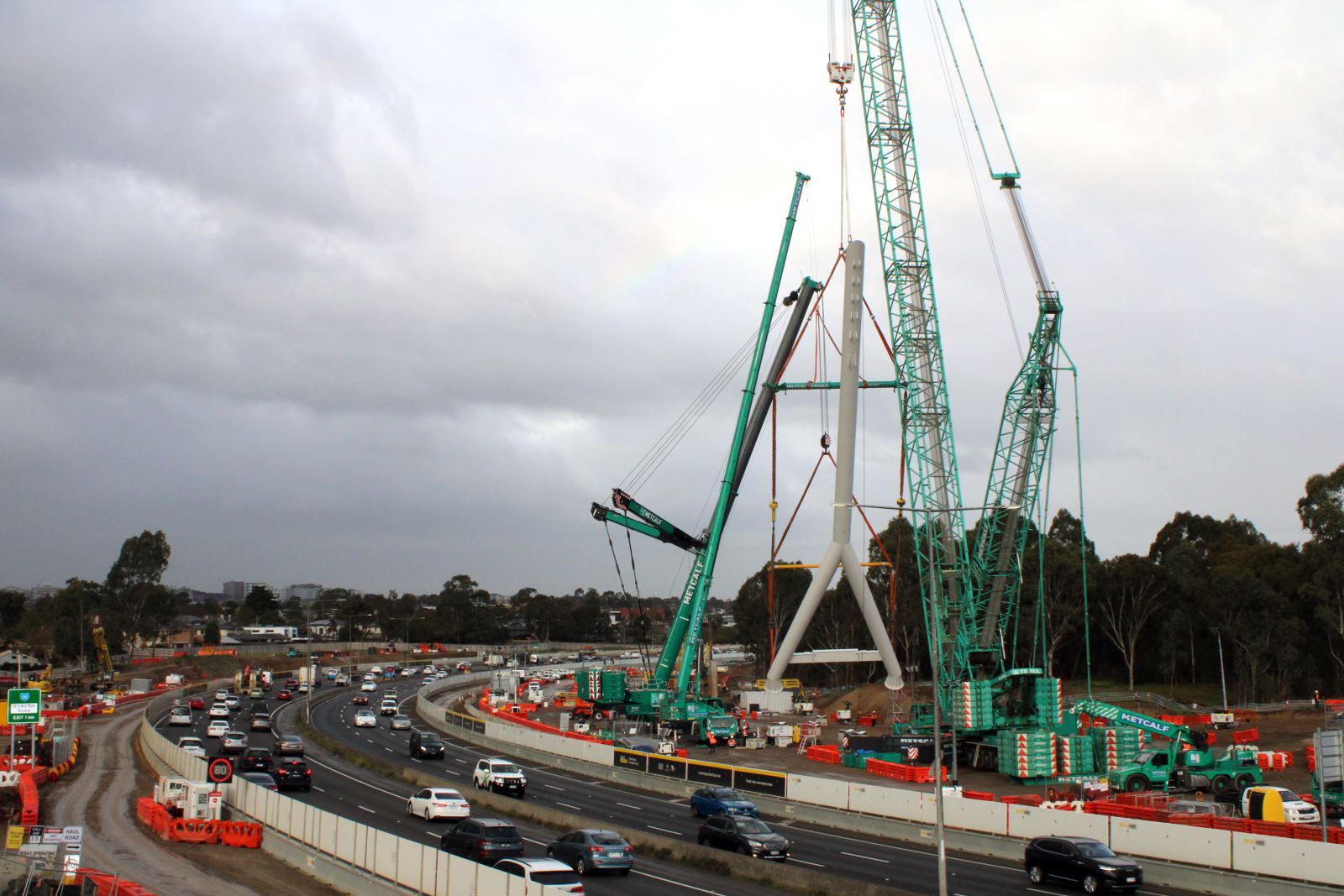 Installation of a 45m pylon to support the new Estelle Street bridge 